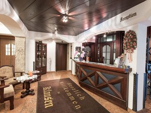 Lobby - Double room, shower or bath, WC - Gasthof Klausen (Pill)