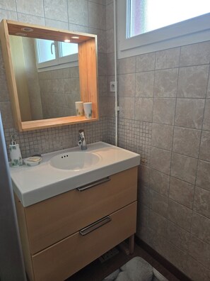 Bathroom - 8-person townhouse with large terrace access to route des grands crus (Chenôve)