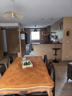 Dining - 8-person townhouse with large terrace access to route des grands crus (Chenôve)