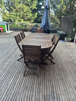 Outdoor dining - 8-person townhouse with large terrace access to route des grands crus (Chenôve)