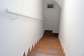 Eine Treppe mit weißen Wänden und einem Bild an der Wand.