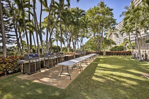 Property grounds - Pool Access, 1 Mi to Makaha Beach! Ocean-View Unit (Waianae)