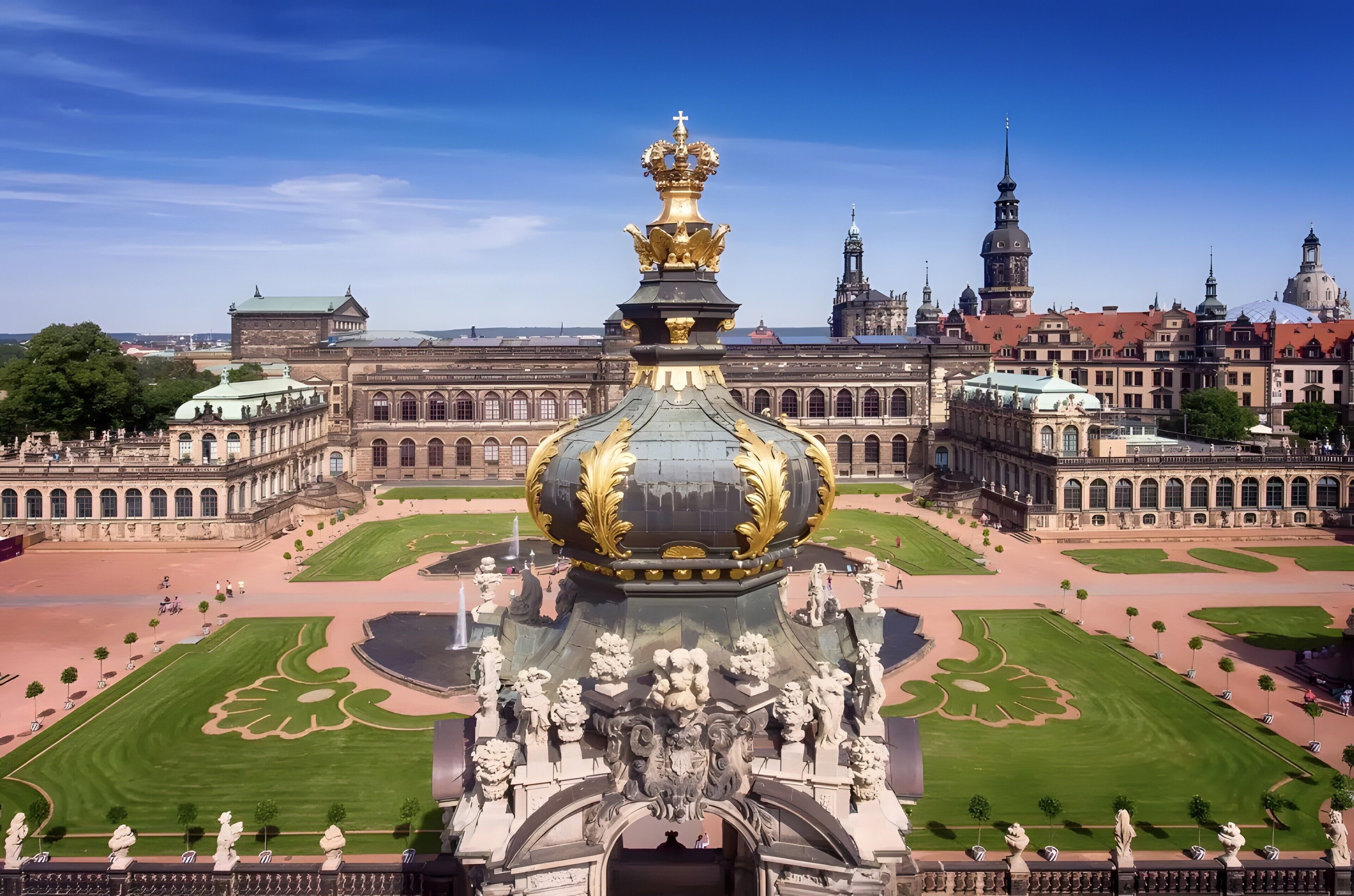 Ein prächtiges Gebäude mit einer markanten goldfarbenen Kuppel und Statuen im Innenhof.