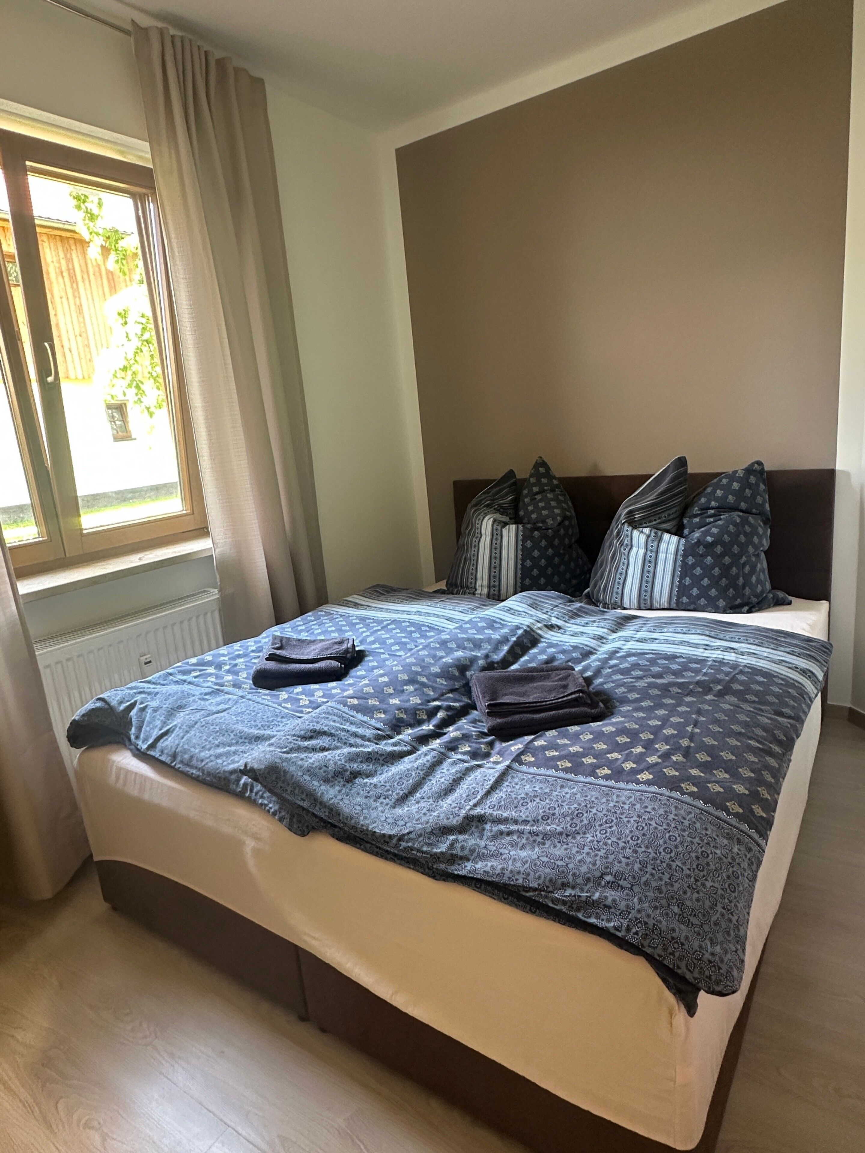 WiFi, bed sheets