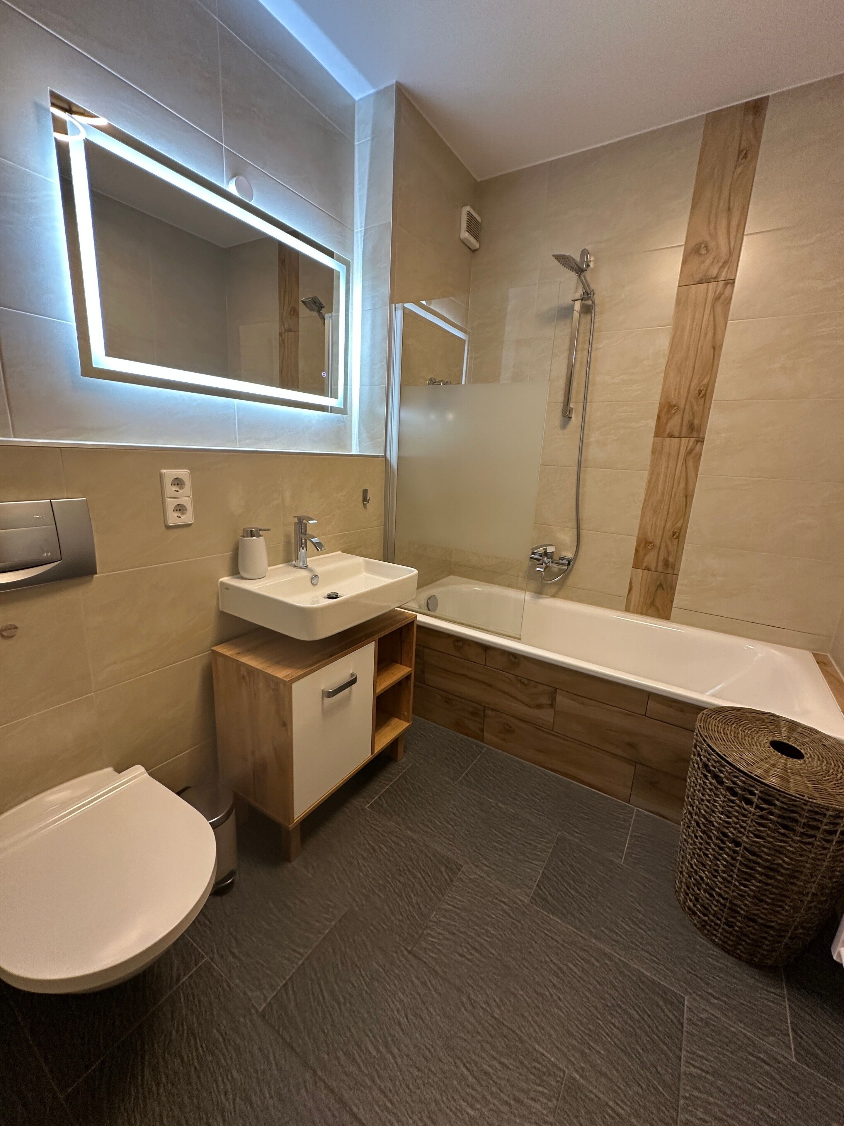 Dusche, Haartrockner, Handtücher