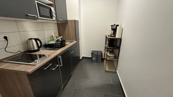 Køleskab, mikrobølgeovn, kogeplade, kaffe-/temaskine