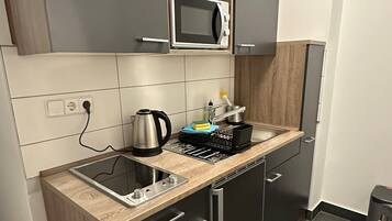 Kühlschrank, Mikrowelle, Herdplatte, Wasserkocher mit Kaffee-/Teezubehör