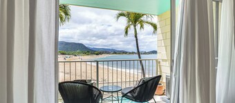 Steps to Beach & Pool! Oceanfront Waianae Studio