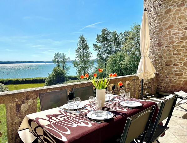 Outdoor dining - Vrbo Property (Carantec)