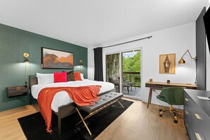 Ein modernes Schlafzimmer mit Bett, Schreibtisch und Balkon.