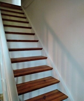 Eine Treppe mit Holzboden und weißen Wänden.