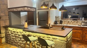 Private kitchen - Large country house with swimming pool (Saint-Sauveur-des-Landes)