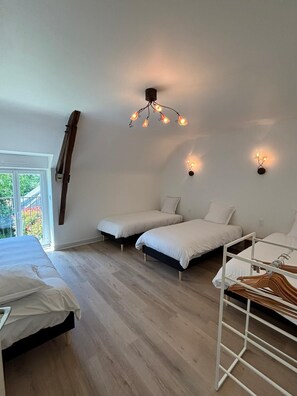 Iron/ironing board, Internet, bed sheets - Large country house with swimming pool (Saint-Sauveur-des-Landes)