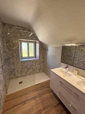 Shower, hair dryer, toilet paper - Large country house with swimming pool (Saint-Sauveur-des-Landes)