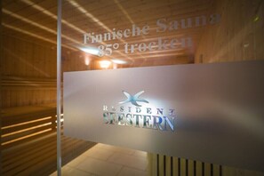 Schild mit der Aufschrift 'Finnische Sauna 85° trocken' und 'RESIDENZ SEESTERN', einschließlich eines Logos.