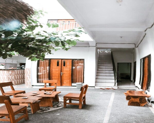 Outdoor dining - Cozzy Canggu 77 Guest House (Canggu)