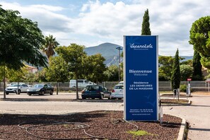 Ein Schild mit 'Vacanceole' und 'Bienvenue', das ein Willkommensschild für das Anwesen 'Les Demeures de la Massane' anzeigt.