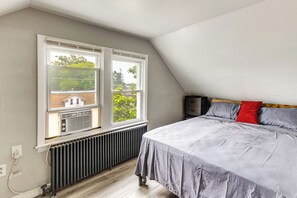 Room - Train to Philly! Pet-Friendly Unit in Barrington (Barrington)