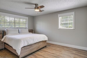 Desk, iron/ironing board, Internet, bed sheets - Secluded Lynn Haven Home, Huge Yard, Near Beaches (Lynn Haven)