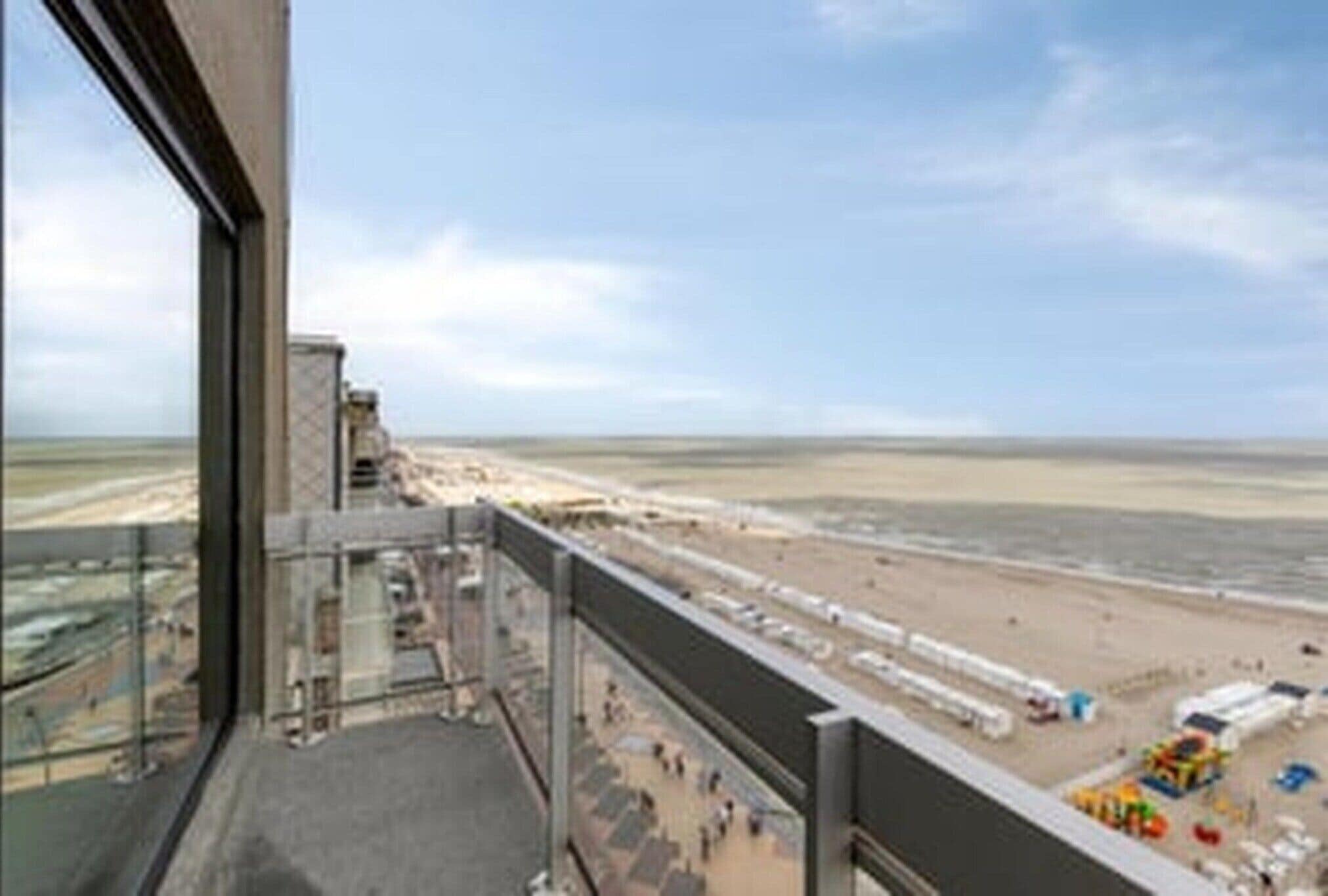 Un hôtel de grande hauteur offrant une vue sur une plage et l’océan.