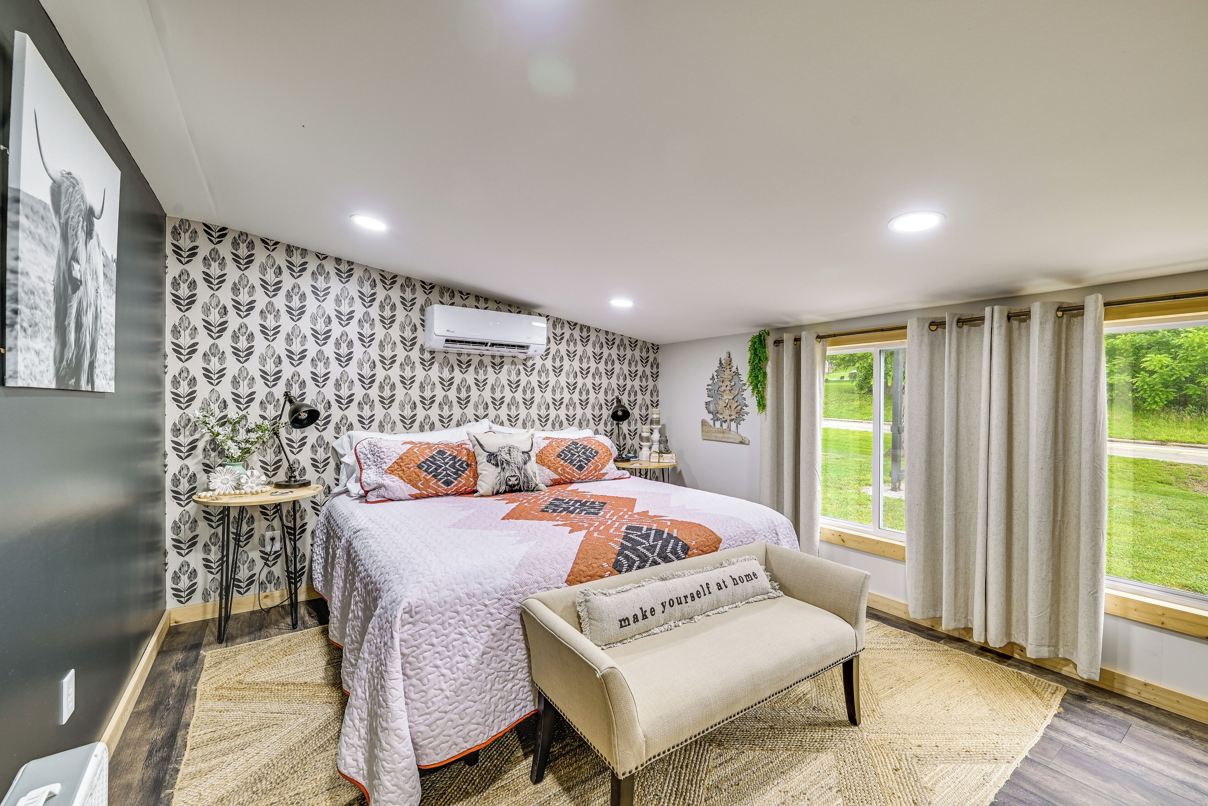 2 bedrooms, desk, travel crib, internet