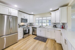 Private kitchen - Waterfront Gem 5 Mi to Siesta Key! Bring Your Pet (Sarasota)