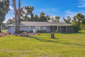 Exterior - Waterfront Gem 5 Mi to Siesta Key! Bring Your Pet (Sarasota)