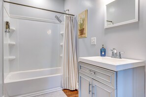 Bathroom - Heart of Fountain Square! Bright, Walkable Unit (Indianapolis)