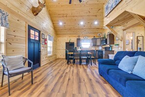 Ein Holzblock-Interieur mit Essbereich, Küche und Sitzgelegenheiten.