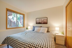 Desk, iron/ironing board, travel cot, Internet - 3BR + Loft Family Townhouse w/ Epic Mountain Views (Silverthorne)