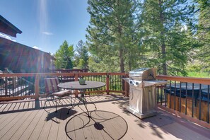 Outdoor dining - 3BR + Loft Family Townhouse w/ Epic Mountain Views (Silverthorne)
