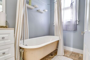 Bathroom - Walk Everywhere! Sleek Fountain Square Stay (Indianapolis)