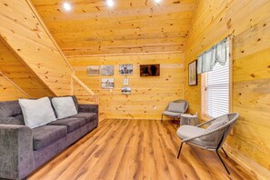 Living area - Escape to Lake Granbury! 'Yellow Rose Cabin' (Granbury)