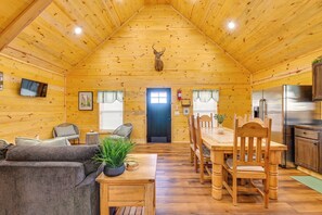 Interior - Escape to Lake Granbury! 'Yellow Rose Cabin' (Granbury)
