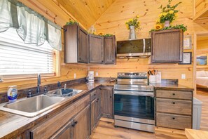 Private kitchen - Escape to Lake Granbury! 'Yellow Rose Cabin' (Granbury)