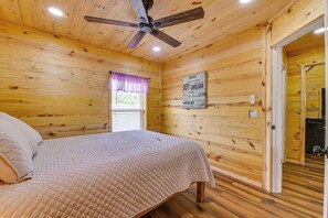 Room - Escape to Lake Granbury! 'Yellow Rose Cabin' (Granbury)