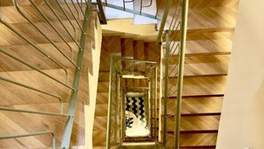 Eine Wendeltreppe mit Metallgeländern und Holzdielen.