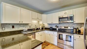 Coffee/tea maker, fridge, microwave, stovetop