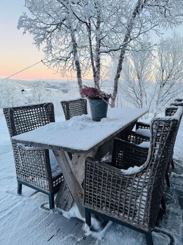 Lun og koselig hytte på fjellet, med badstu