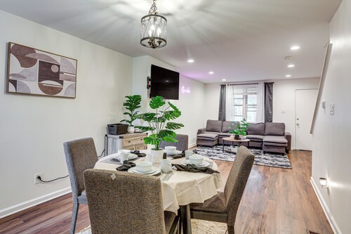 Groups & Pets Welcome! Spacious Philly Rowhouse