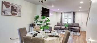 Groups & Pets Welcome! Spacious Philly Rowhouse