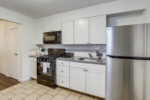 Private kitchen - Groups & Pets Welcome! Spacious Philly Rowhouse (Philadelphia)