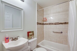 Bathroom - Groups & Pets Welcome! Spacious Philly Rowhouse (Philadelphia)