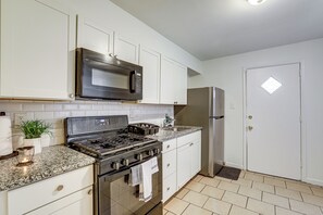 Private kitchen - Groups & Pets Welcome! Spacious Philly Rowhouse (Philadelphia)