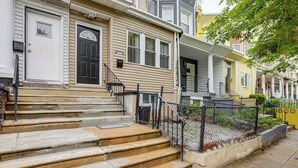 A row of townhouses with front steps, mailboxes, and a chain-link fence. - Groups & Pets Welcome! Spacious Philly Rowhouse (Philadelphia)