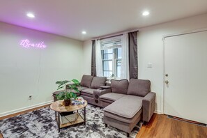 Living area - Groups & Pets Welcome! Spacious Philly Rowhouse (Philadelphia)