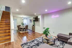 Interior - Groups & Pets Welcome! Spacious Philly Rowhouse (Philadelphia)