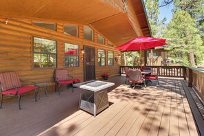 Outdoor dining - 4 Mi to Woodland Lake Park! Serene Family Retreat (Pinetop)