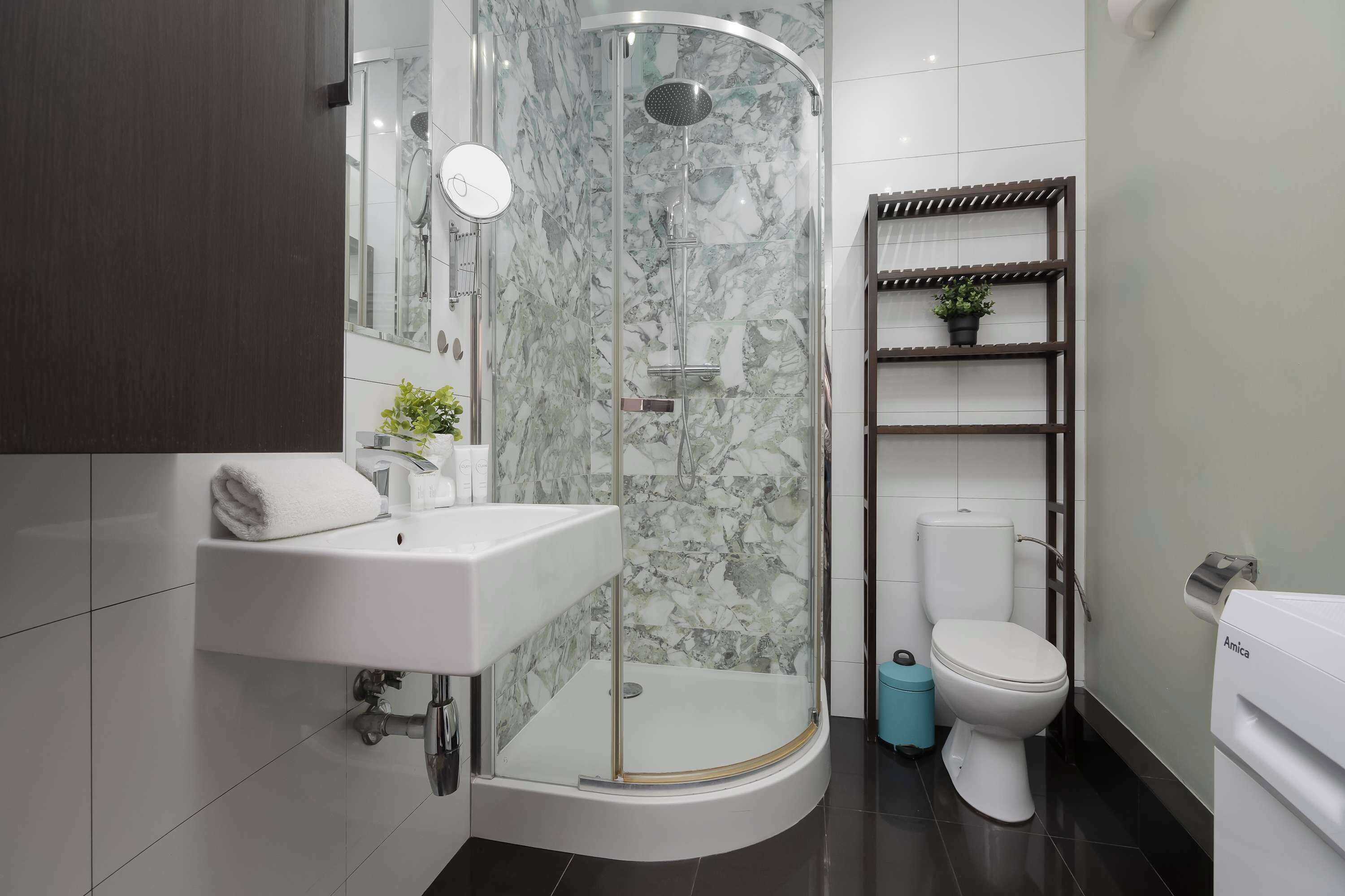Shower, hair dryer, towels, shampoo