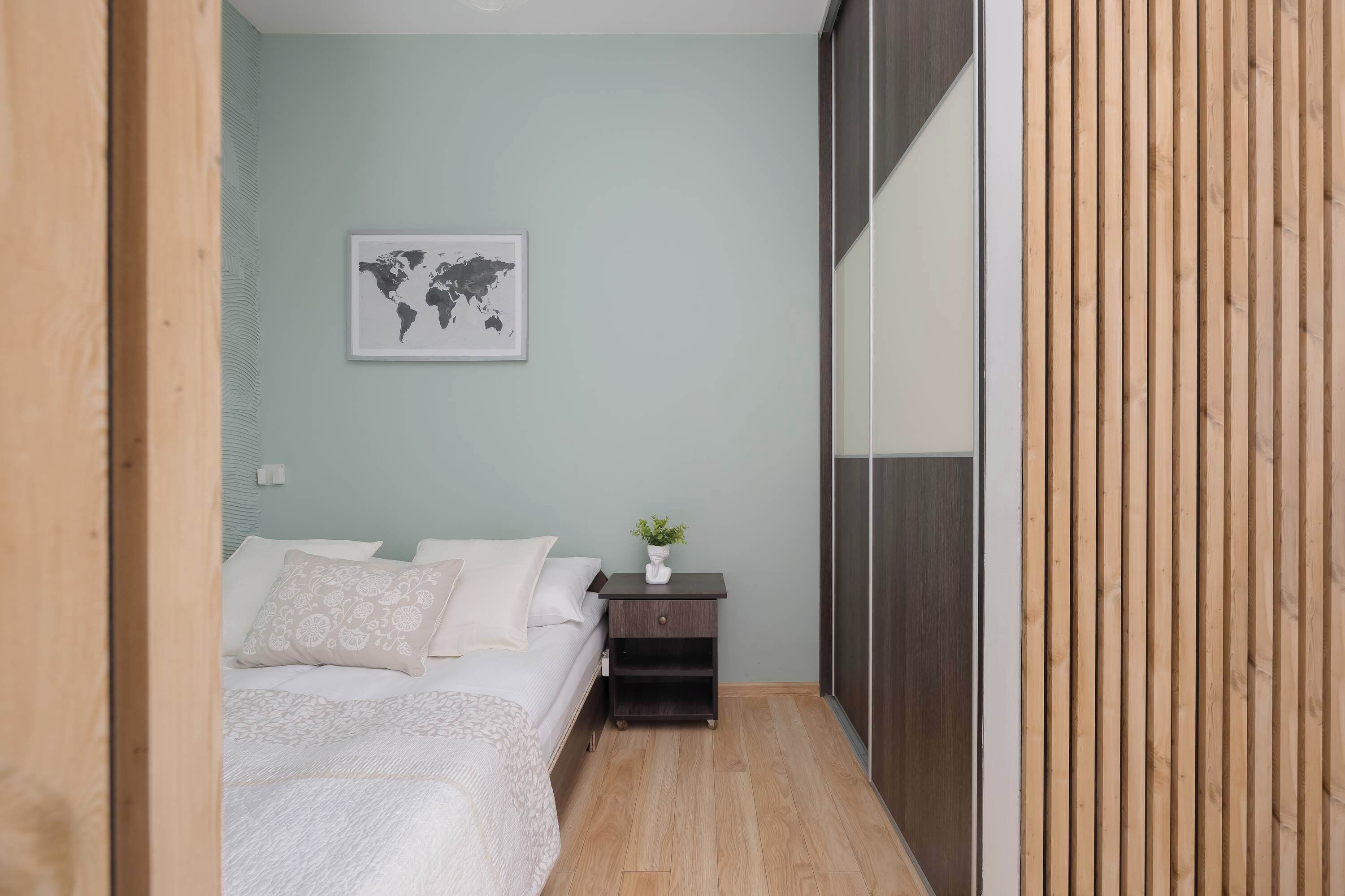 Tabla de planchar con plancha, cuna de viaje, wifi y ropa de cama 